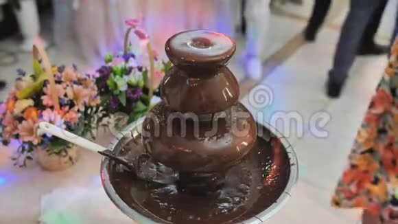 结婚庆典上的巧克力喷泉视频的预览图