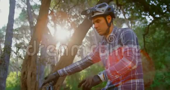 男子骑自行车时使用智能手表视频的预览图
