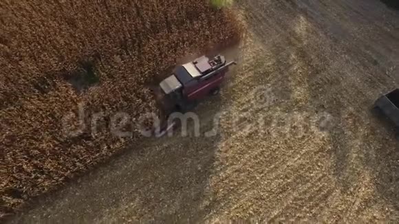 组合在现场收割机的空中视野收割庄稼的季节4s视频的预览图