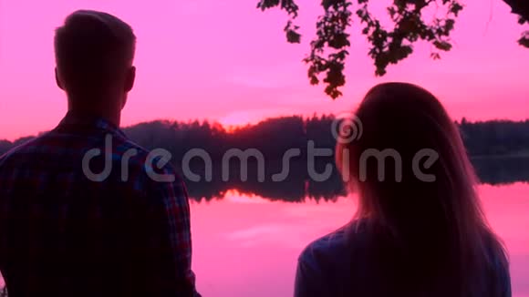 亲密的年轻夫妇在日落时接吻视频的预览图