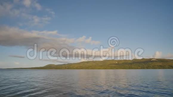 俯瞰博霍尔岛的海面低飞的空中景色菲律宾视频的预览图