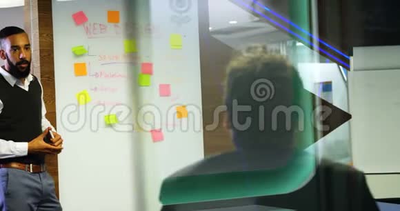 执行讨论在玻璃白板4k视频的预览图