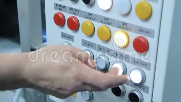 人手按钮在工厂启动生产线视频的预览图