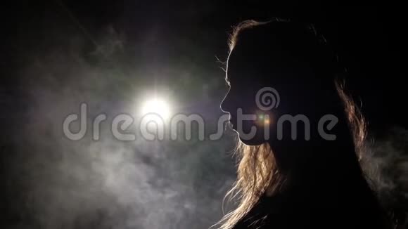 站在灯光下的一个女人的筒子视频的预览图