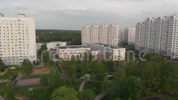 莫斯科俯瞰房屋和学校运动俄罗斯视频的预览图
