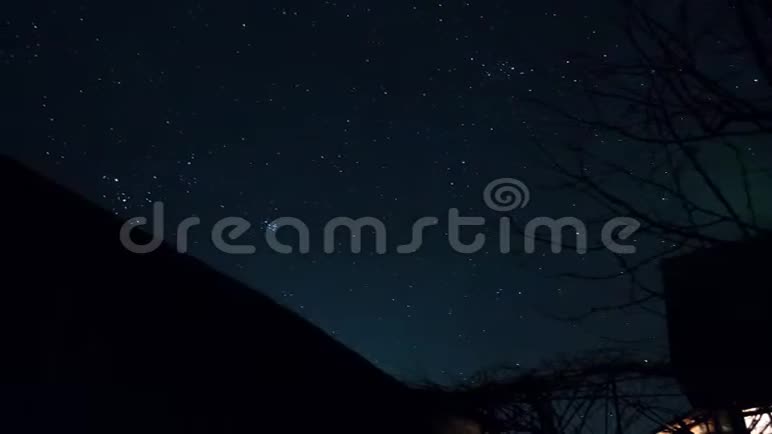 夜空中星星的运动视频的预览图