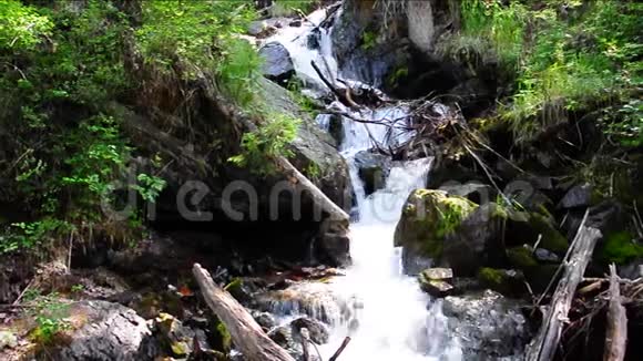 波西河上一串串的小瀑布从山上流下来视频的预览图