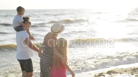 在海滨度假期间家庭在一起度过快乐时光视频的预览图