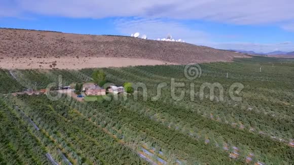 奥坎诺干谷卫星盘状山顶下丰富农田的鸟瞰图视频的预览图