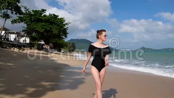 迷人的年轻女子走在沙滩上可爱的女孩玩得开心享受热带假期美丽的女孩在享受视频的预览图