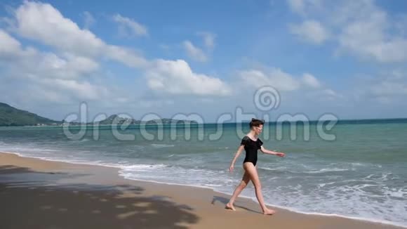 迷人的年轻女子走在沙滩上可爱的女孩玩得开心享受热带假期美丽的女孩在享受视频的预览图