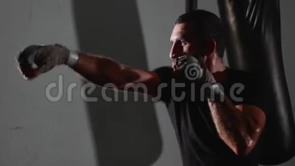 男子留胡子拳击手练习影子拳击视频的预览图
