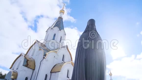 教堂背景上的金属神父雕像库存录像神圣牧师的美丽雕像细节清晰视频的预览图