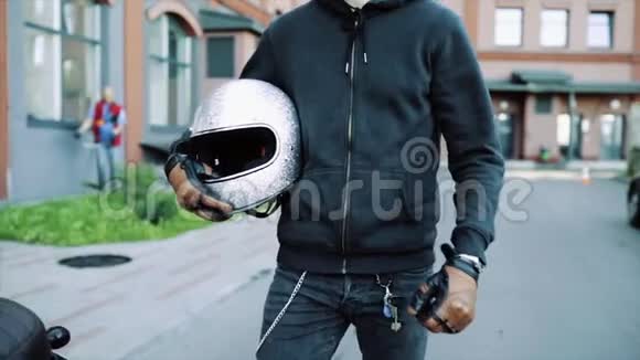 在一个大城市里骑摩托车的人骑着他那很酷的定制摩托车视频的预览图