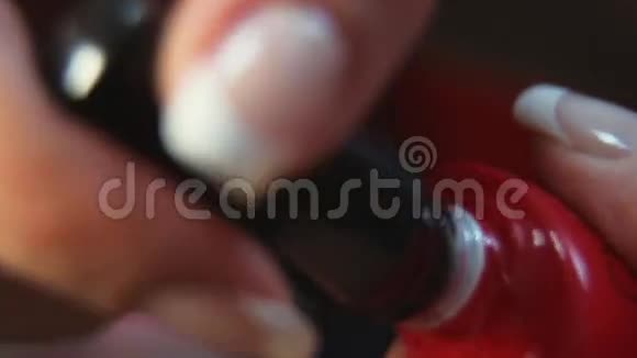 红色指甲油视频的预览图