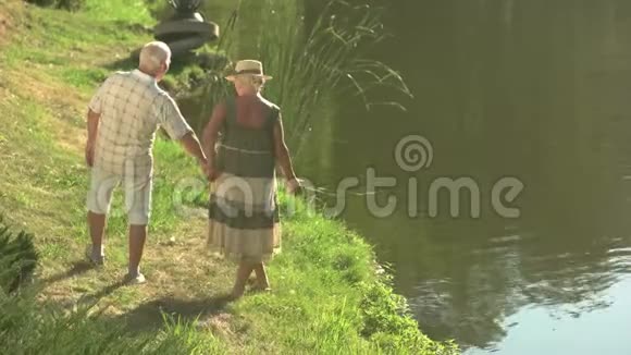 在水边逗几位老人视频的预览图