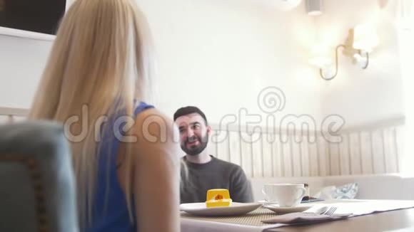 快乐的一对夫妇在咖啡馆里聊天互相看着对方视频的预览图