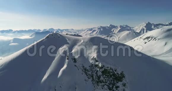 惊人的空中射击雪峰在格鲁吉亚山脉慢动作无人机视频视频的预览图