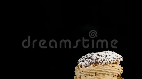 全景在一份焦糖奶油的巧克力糕点甜点上视频的预览图