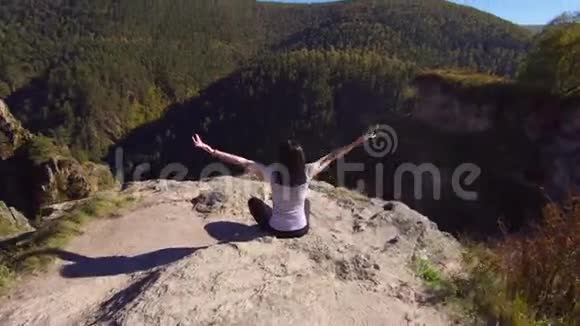 在山顶做瑜伽冥想的女孩视频的预览图