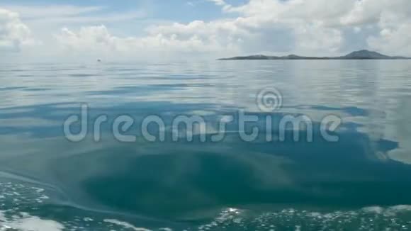 在阴天小泡沫的蓝色波浪在一艘船和平静的海洋后热带水景天空反射在视频的预览图