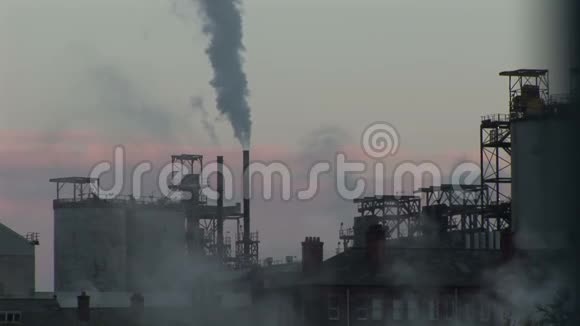 工厂抽烟的烟囱视频的预览图
