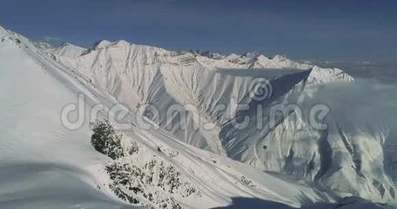 在格鲁吉亚的古达里冬山空中拍摄无人驾驶的雪坡视频的预览图