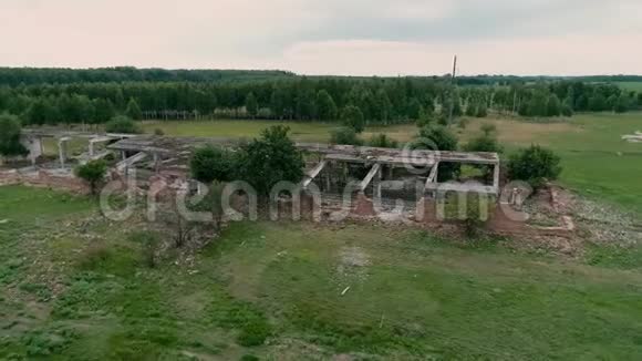 空中无人机镜头飞过废弃的农场径向射击视频的预览图