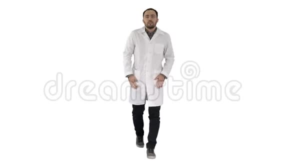 疲惫的医生走在白色的背景上视频的预览图