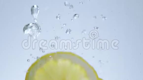 新鲜的柠檬片慢镜头视频的预览图