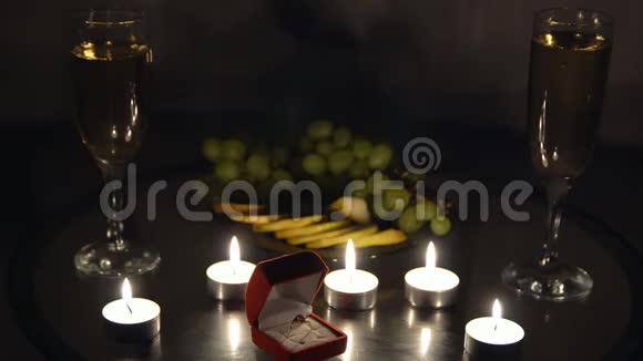 带有香槟和水果的蜡烛的浪漫夜晚结婚提议视频的预览图