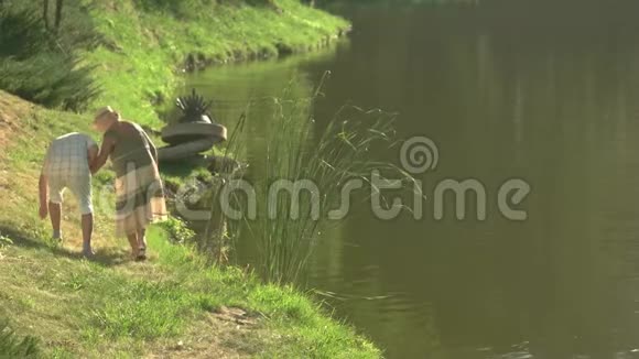 阳光明媚的日子里浪漫的散步在河边视频的预览图
