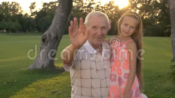 祖父和女孩用手挥手视频的预览图