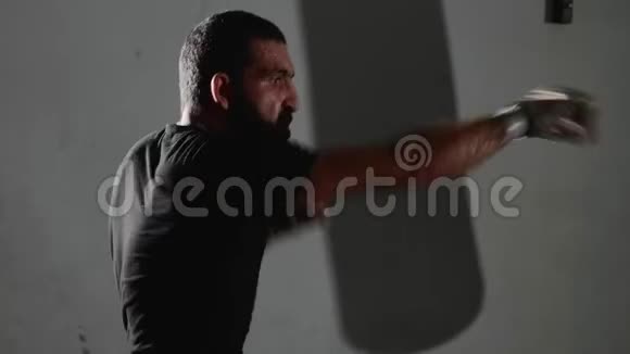男子留胡子拳击手练习影子拳击视频的预览图