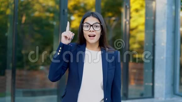 微笑快乐的学生女孩显示尤里卡手势年轻思考思考思考商业女性有想法的画像视频的预览图