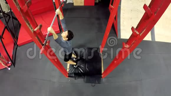 男子在健身馆4k进行猴子酒吧练习视频的预览图