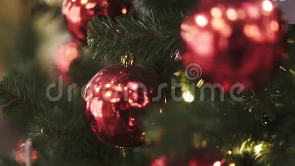 用红色圣诞球将圣诞树倾斜视频的预览图