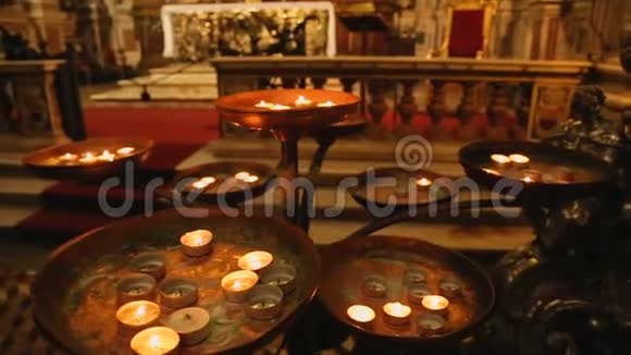 围绕着燃烧的蜡烛站在圣亚努利乌斯祭坛前信仰视频的预览图