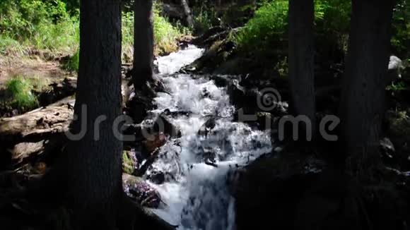 波西河上一串串的小瀑布从山上流下来视频的预览图