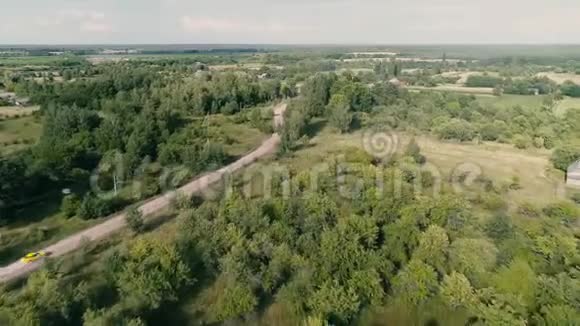 空中无人机镜头快速行驶在村黄赛车视频的预览图