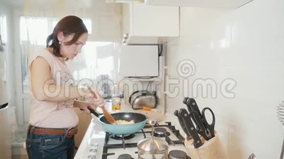 一个女人正在做煎蛋女孩在鸡蛋里加了干酪欧梅莱特加干酪视频的预览图