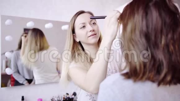化妆师粉末模型的脸视频的预览图