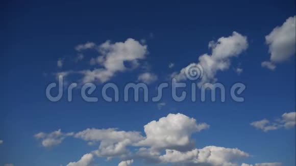 时光流逝移动的云彩蓝色的阳光天空视频的预览图