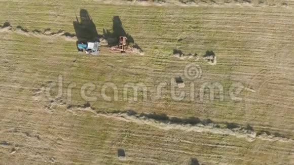 田间干草拖拉机的空中视野干草堆在拖车里农业工作的概念视频的预览图