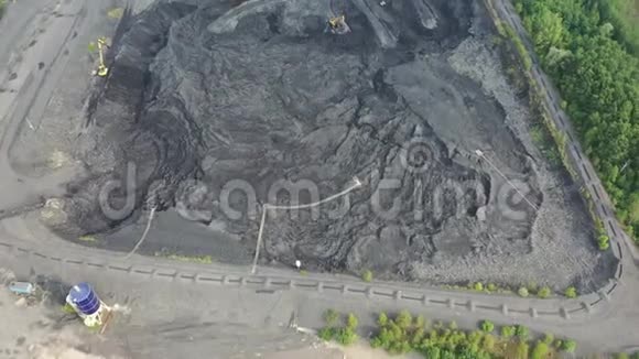 黑煤问题消除无人机黑鸟瞰的后果视频的预览图