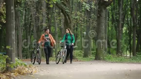 夫妻共同骑自行车视频的预览图