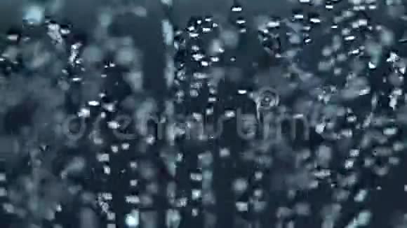在灰色背景下喷出水滴视频的预览图