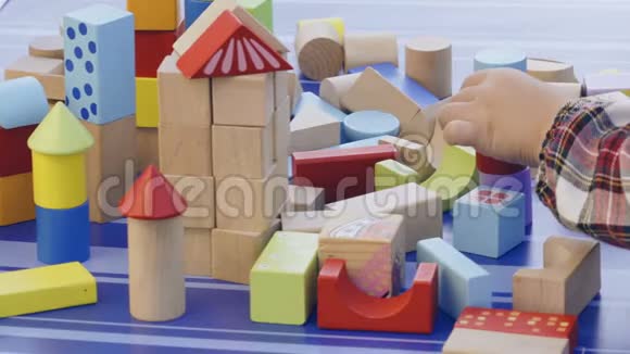 女人和孩子玩木方块视频的预览图