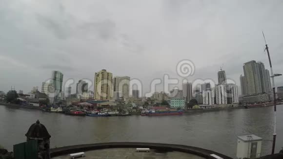 沿着巨大的帕西河河岸建造的高楼大厦视频的预览图