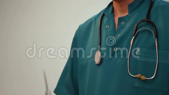 医生戴着白手套的手拿着注射器准备注射视频的预览图